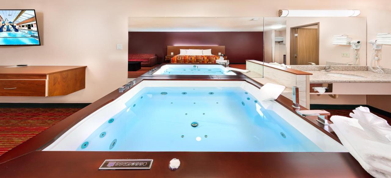 ויסקונסין דלס Grand Marquis Waterpark Hotel & Suites מראה חיצוני תמונה